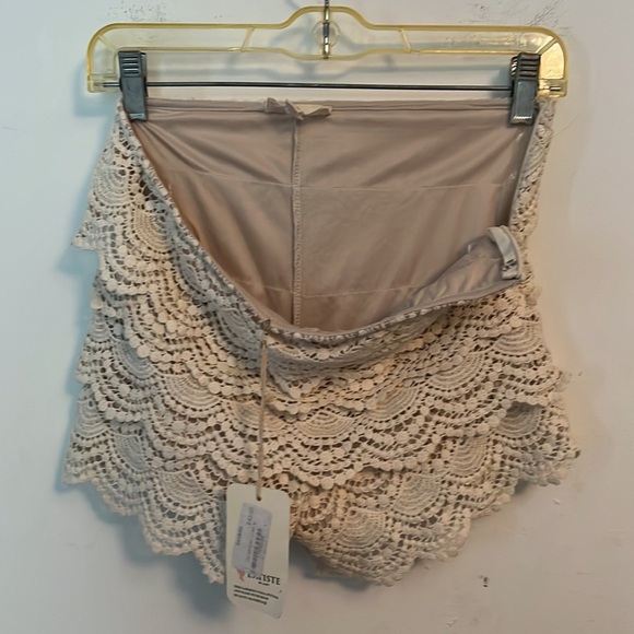 Woman shorts by Latiste - Picture 5 of 6